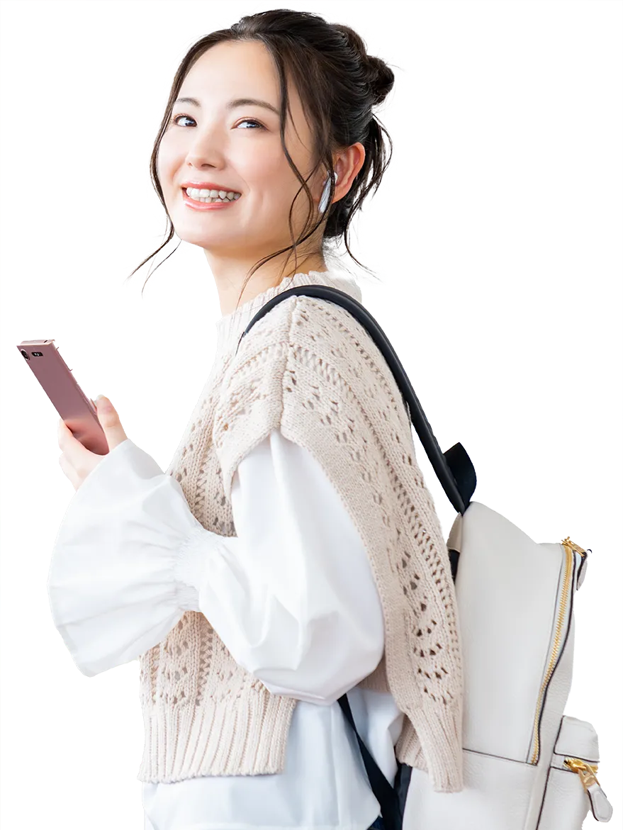 スマホを見る女性のイメージ