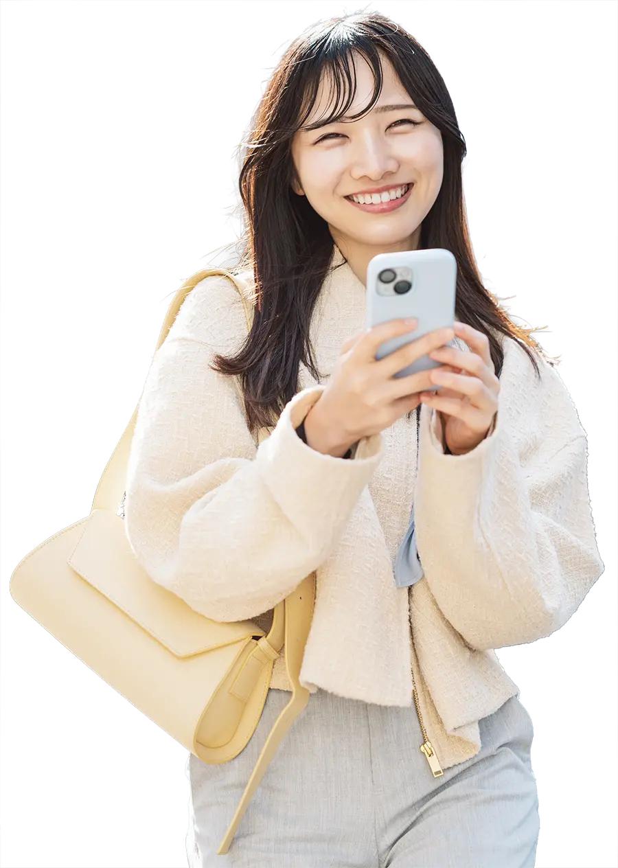 スマホを見る女性